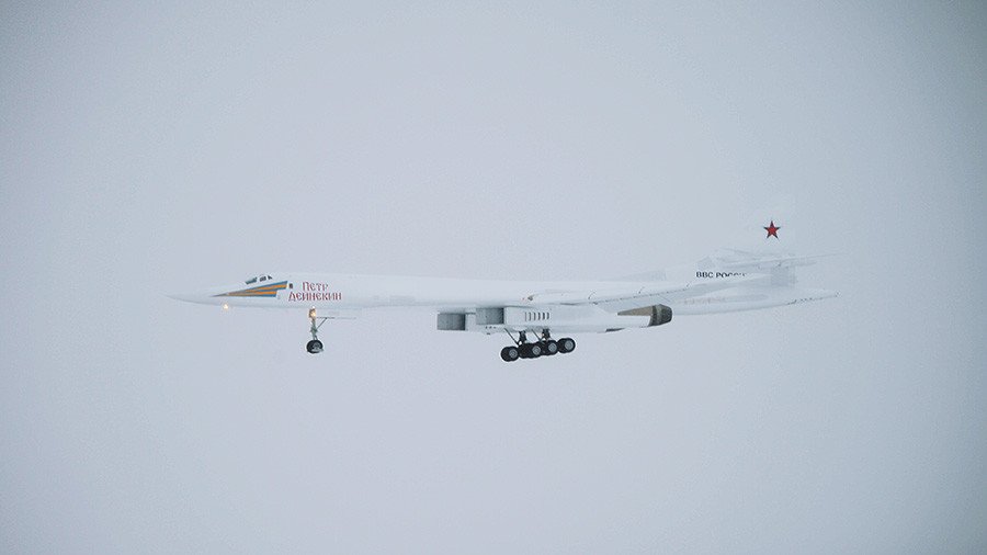 Tu-160 Blackjack piercing snowy skies at low altitude caught on camera (VIDEO)