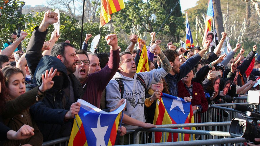 Pro-independence protesters break police cordon on way to Catalan parliament (VIDEOS) 