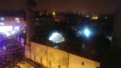 2 killed, 11 injured as rockets from Syria hit mosque & house in Turkish border town 