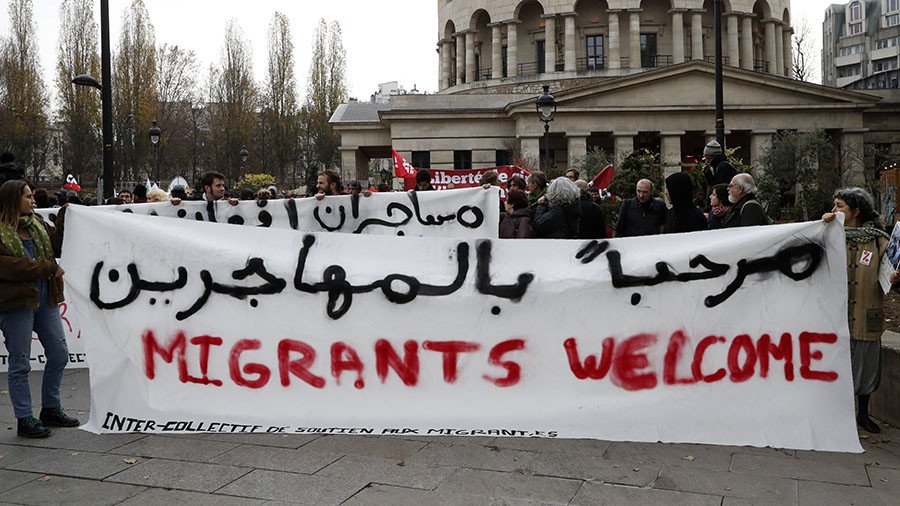 French students occupy university floor demanding amnesty to all migrants