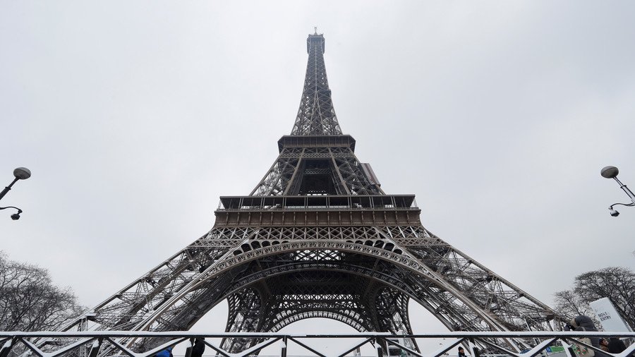 Park benches or ski chairs? Parisians dodge snowy mayhem with slalom fun (VIDEO)