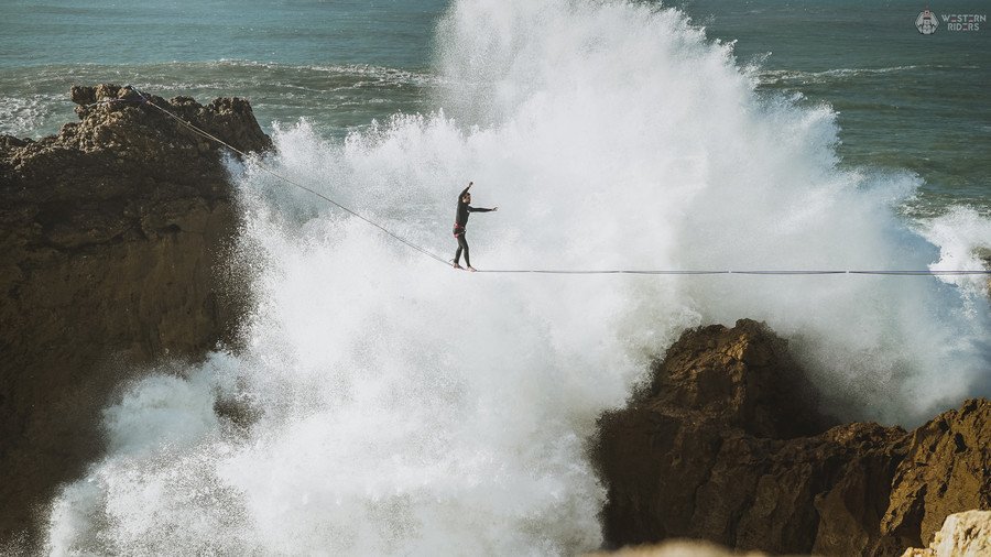 Daredevil’s spine-chilling tightrope stunt above violent waves hits dramatic snag (VIDEO)