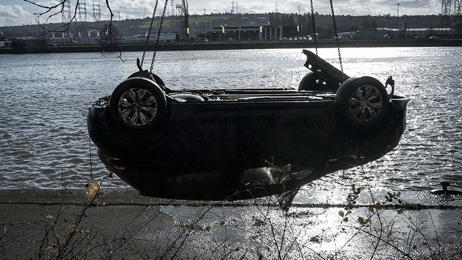 Car’s plunge into river pours cold water on lovers’ passions (PHOTO)