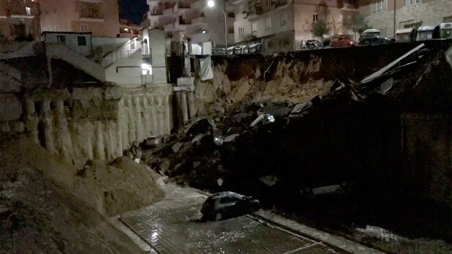 Huge sinkhole swallows cars, prompts evacuations in Rome (VIDEO)