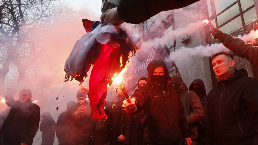 Ukrainian radicals storm Russian cultural center in Kiev, burn Russian flag (PHOTOS)