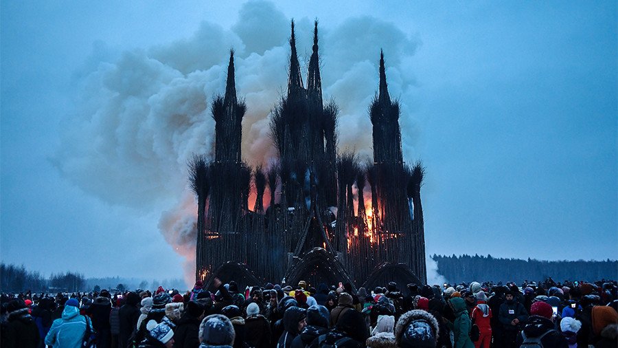 Revelers torch 30m-high wicker ‘Gothic cathedral’ as part of folk celebration (VIDEO)
