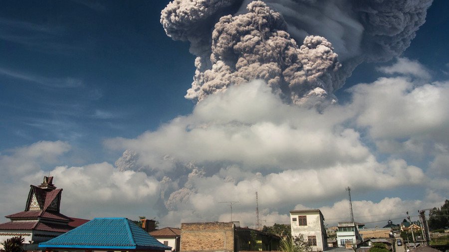 Armageddon ash cloud: Explosive volcano spews debris 7km into skies (VIDEO, PHOTOS)