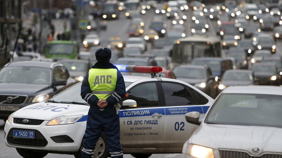 Mounting a car, smashing rear window: Russian cop detains hijacker (VIDEO)