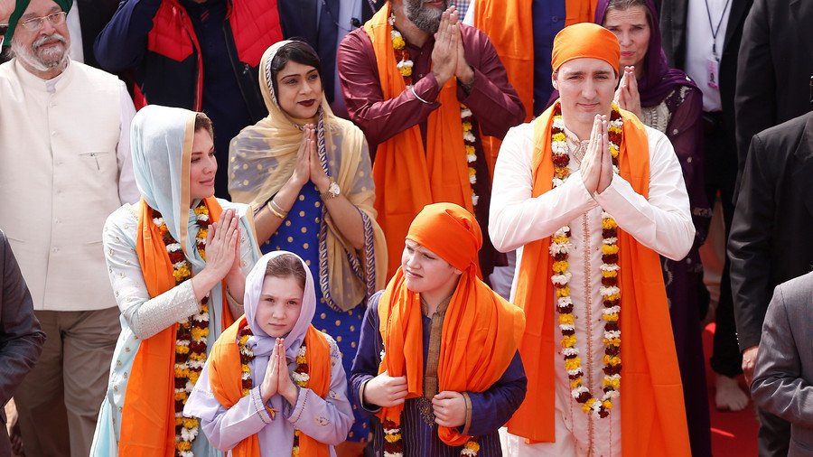 Justin Trudeau's Indian outfits mocked tirelessly on Twitter (PHOTOS) — RT  World News