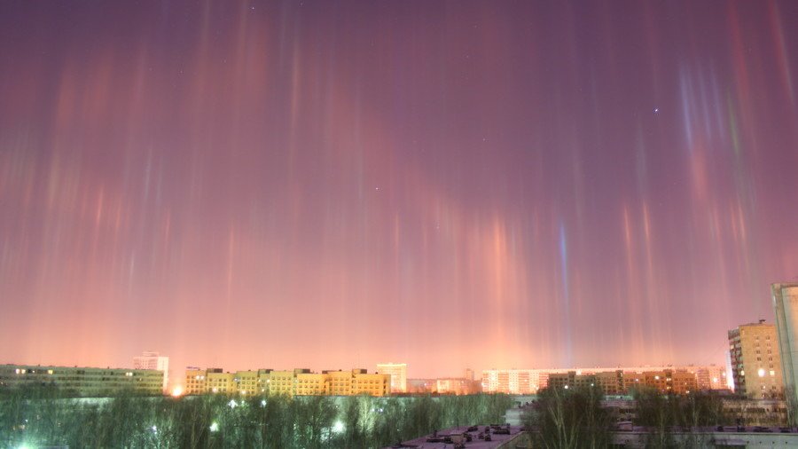 Spectacular light pillars illuminate St. Petersburg skies (PHOTOS)