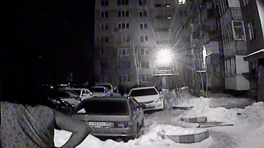 Half-naked hero: Brave Russian blitzes thief to foil parking lot robbery (VIDEO)