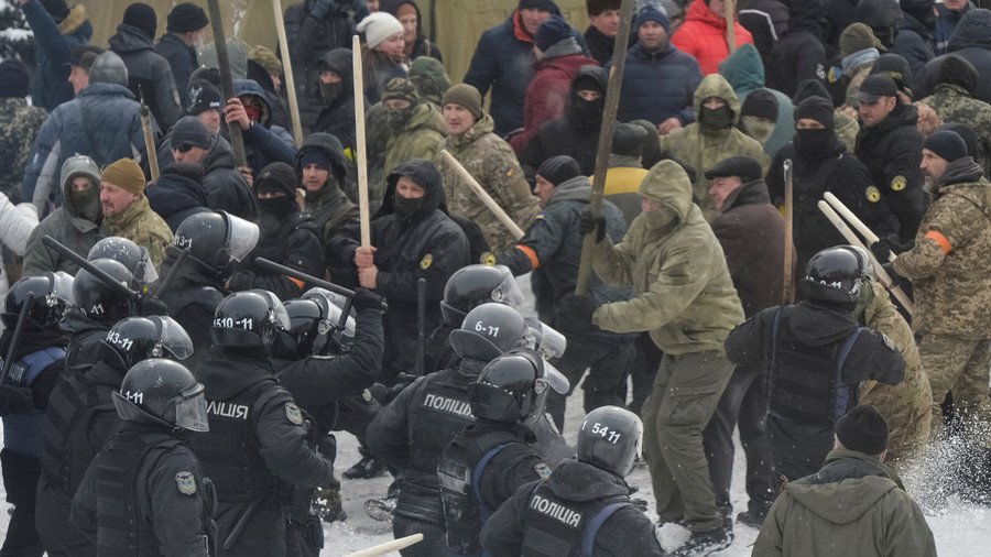 Clubs, stones & Molotovs: 13 officers injured in clashes with protesters in Kiev (VIDEO) 