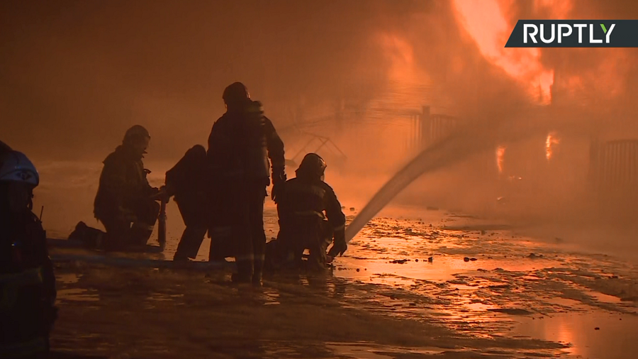 Fire consumes ship moored in central Moscow (VIDEO)