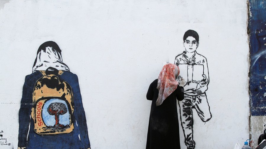 'Silent victims': Yemeni street artist paints boy holding own leg (VIDEO)