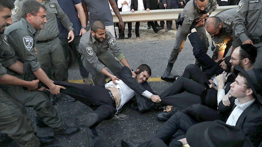 ‘We’d rather die than enlist’: Ultra-Orthodox Jews clash with police over military draft (VIDEOS)