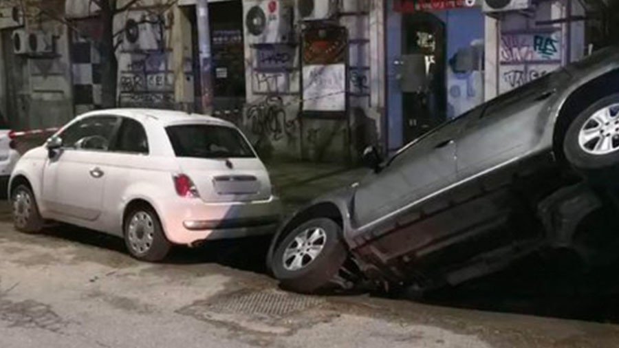 Sinkhole v SUV: Dramatic battle ends with crane intervention (VIDEO, PHOTO)