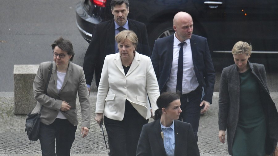 Man 'shouting in foreign language' lunges at Merkel in street as she leaves Bundestag (VIDEO)