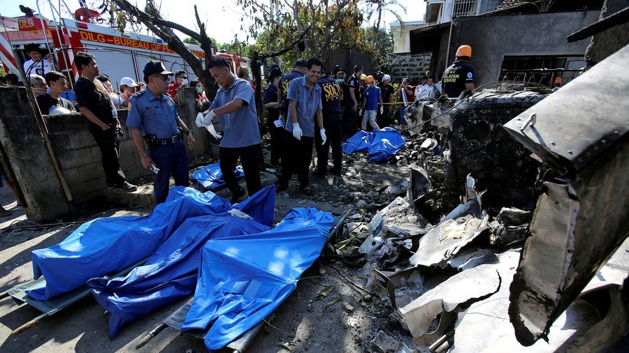10 killed as plane crashes into home, wiping out Philippine family (PHOTOS)