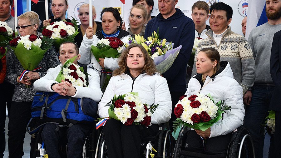 Hundreds of fans greet Russian Paralympians at Moscow airport