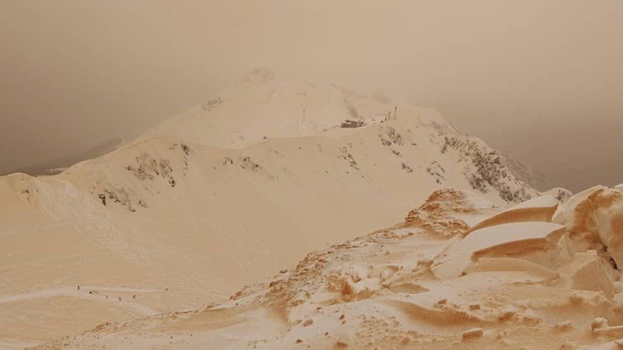 Like on Mars: African dust & sand turn Sochi snow slopes yellow (PHOTOS, VIDEO)