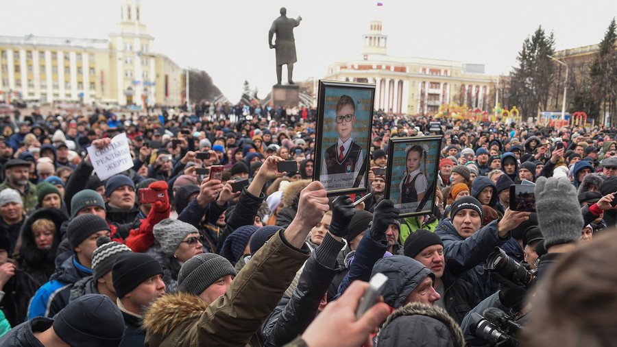 Calls for authorities to resign as hundreds rally in Kemerovo, Russia after deadly mall inferno