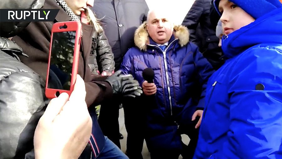 Official kneels before mourning crowd, begs forgiveness for deadly Kemerovo fire