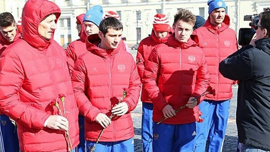Russia's footballers lay flowers in memory of tragic Kemerovo blaze victims (VIDEO)