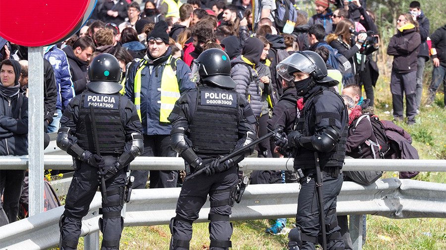 Riot police crack down on Catalan demonstrators blocking roadways over Puigdemont's arrest (VIDEOS)