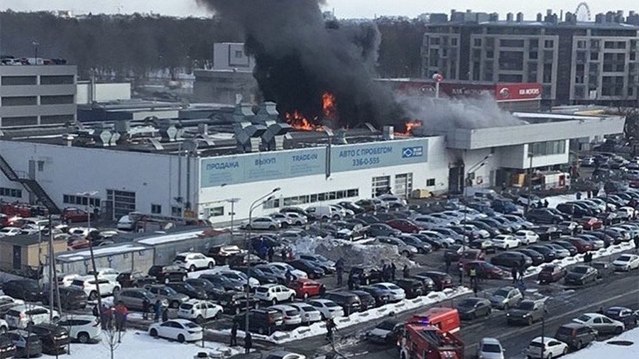 Blaze & thick smoke grip car dealership in St. Petersburg (PHOTOS, VIDEO)