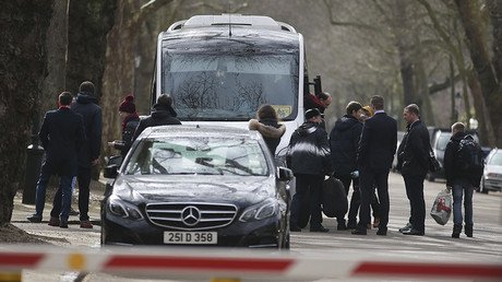 Expelled Russian diplomats leave embassy in London (VIDEO)