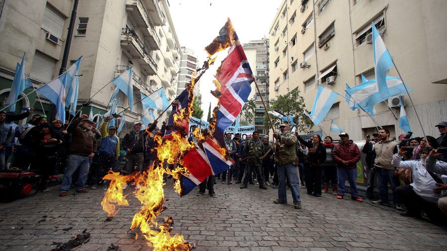 ‘The war isn't over’: Protesters burn Union Jack in fiery Falklands War remembrance (VIDEO)