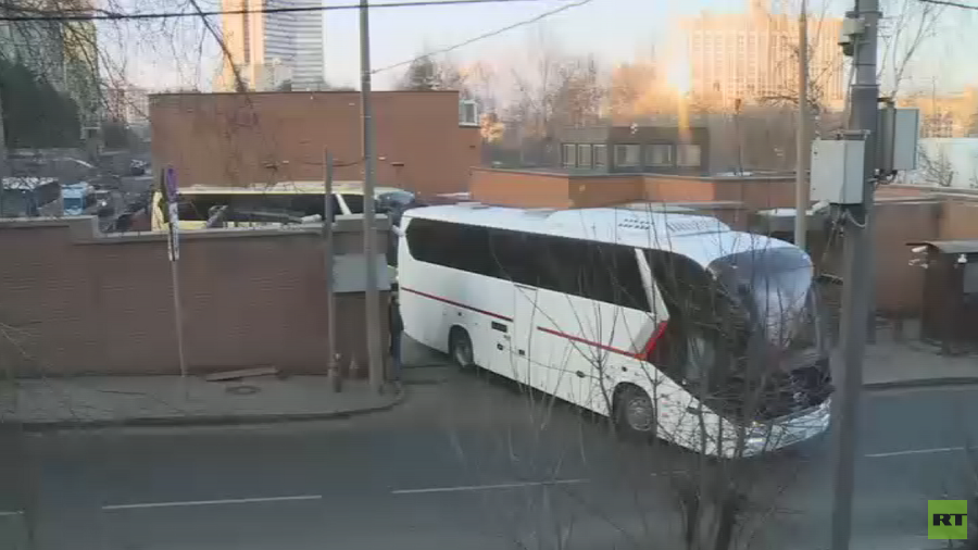 Buses carrying expelled American diplomats leave US Embassy in Moscow (VIDEO)