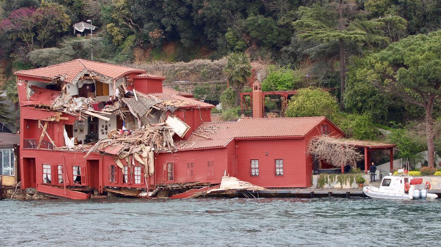 House call: Faulty tanker crashes into 18th century waterfront mansion (VIDEOS)