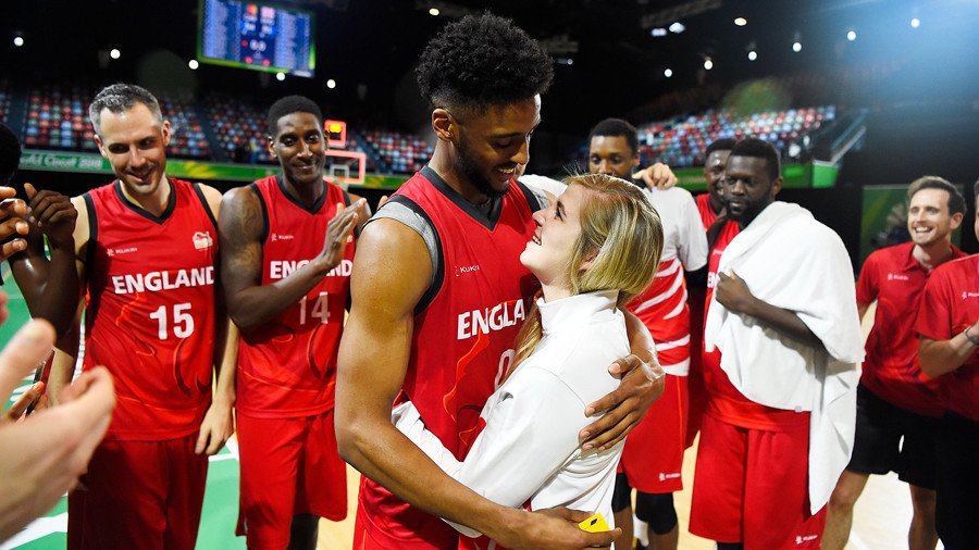 English basketball player proposes to girlfriend on-court at Commonwealth Games (VIDEO)