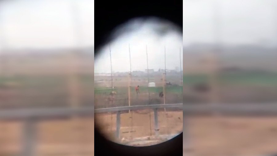 Israeli sniper shoots motionless Palestinian at Gaza border to sound of cheers (VIDEO)
