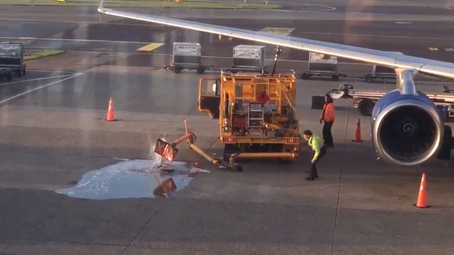 Airport workers oblivious as fuel spills onto runway  (VIDEOS)