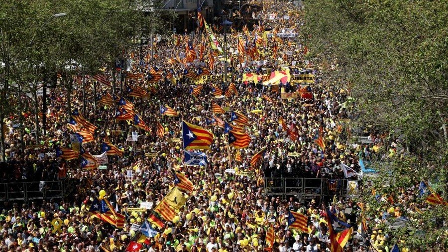 Hundreds of thousands demand release of independence leaders in Barcelona