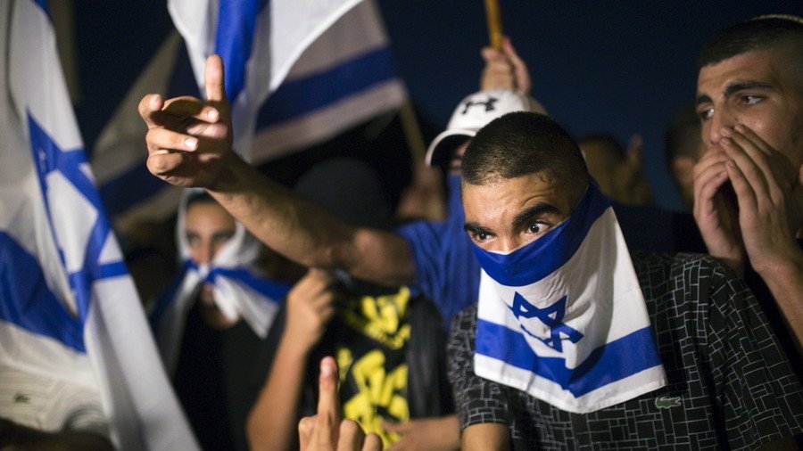 Israeli nationalists rage & burn Palestinian flag outside joint Memorial Day service (VIDEO)