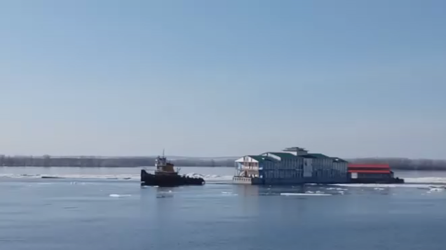 Russian restaurant with visitors swept away down Volga River by giant ice sheets (VIDEO)