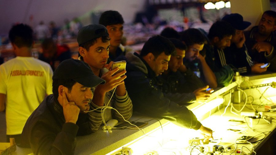 Austria to demand refugees’ cash & phones under govt initiative