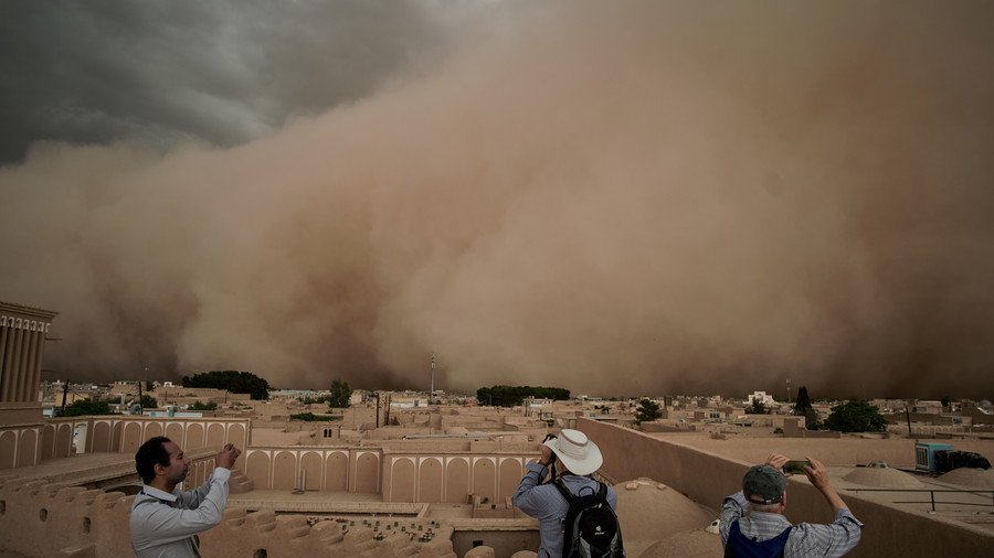 Apocalyptic dust storm engulfs Iranian province like terrifying wave (VIDEOS)