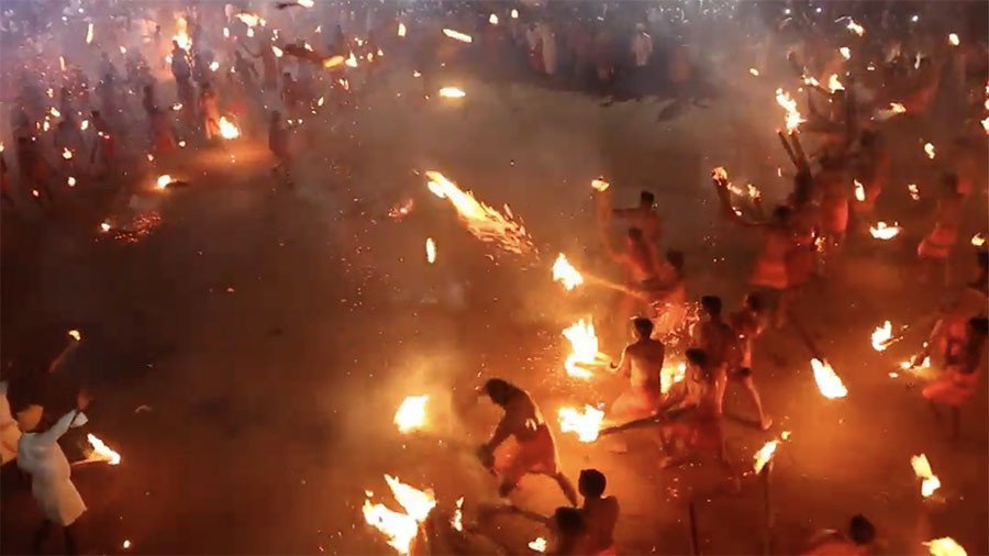 Indian devotees honor Hindu deity with spectacular fire-throwing fight (VIDEO)