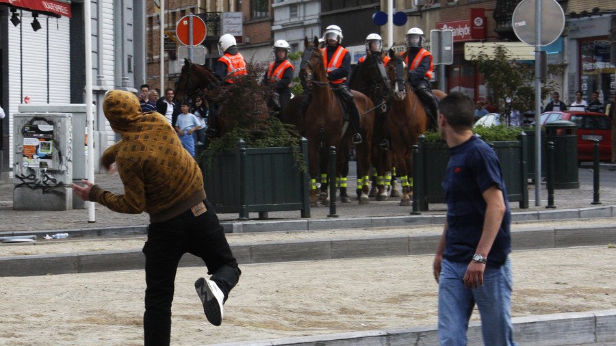 Belgian TV crew pelted with rocks in Brussels suburb (VIDEO)