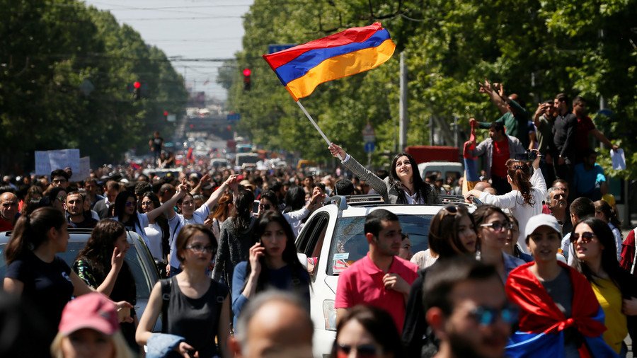 Mass protests grip Armenian capital despite PM Sargsyan’s resignation (PHOTOS, VIDEO)
