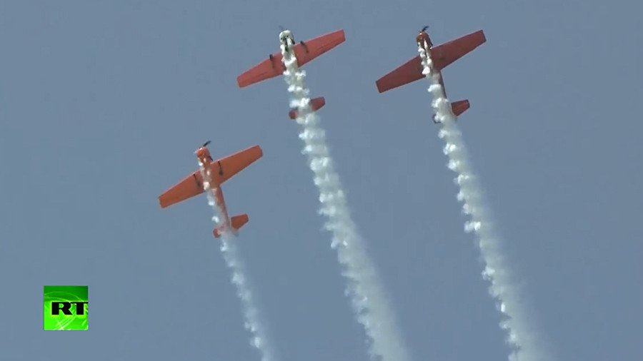 Hair-raising stunts: Aerobatic teams amaze public at Chinese air show (VIDEO)