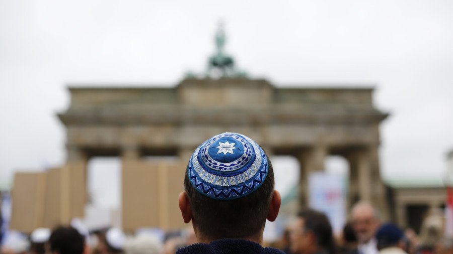 Free kippahs handed out across Berlin in protest against anti-Semitism (VIDEO)