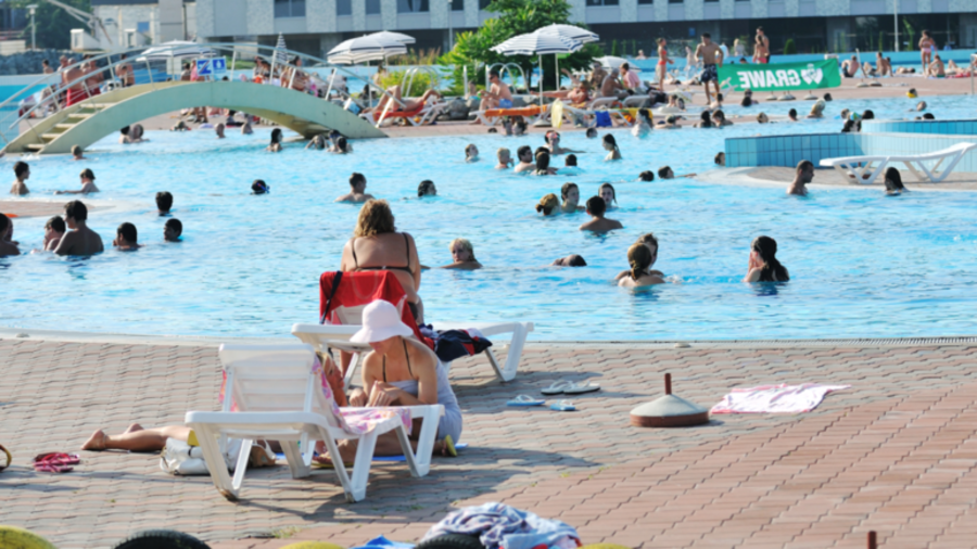 Man sues lifeguard & cops who saved him from drowning in pool - reports (VIDEO)