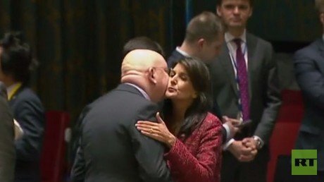 US, Russian envoys kiss & shake hands before heated UNSC meeting (VIDEO)