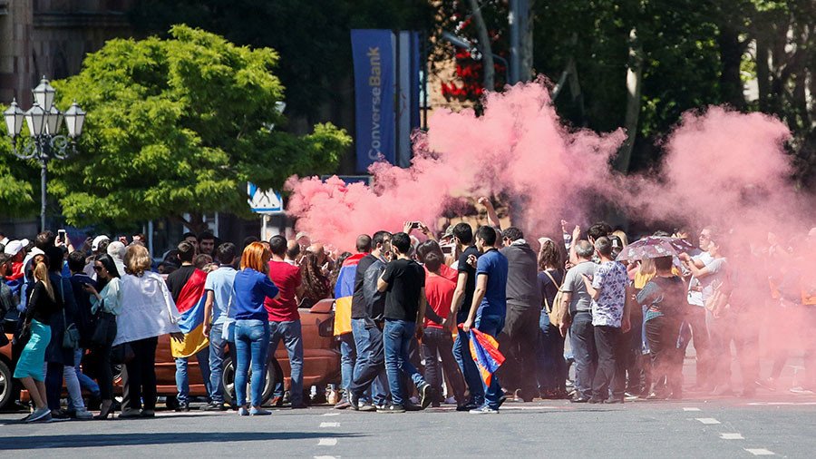 Armenian protesters block traffic, railways & airport as protest leader loses PM bid