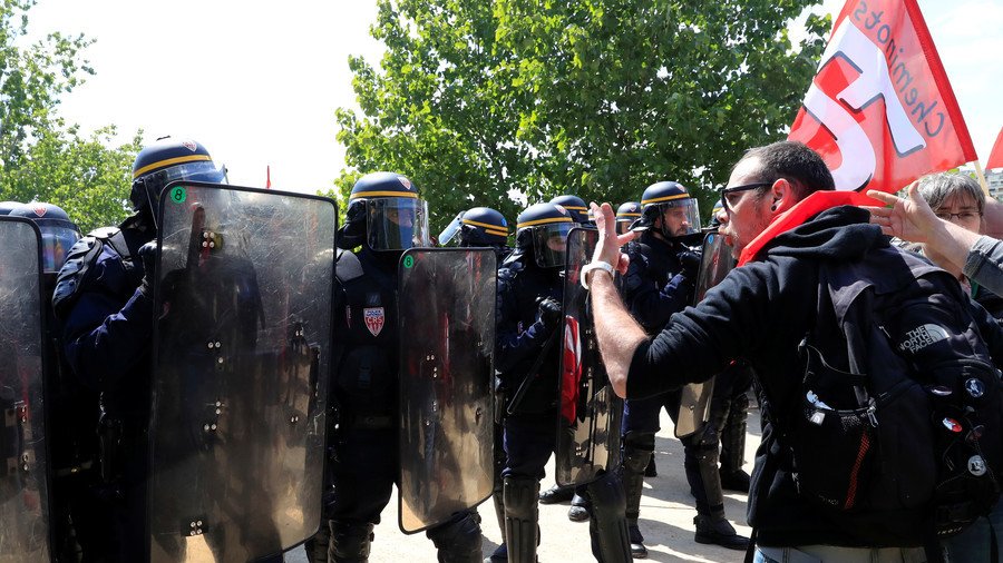 Tens of thousands of anti-Macron protesters march in Paris against labor reforms